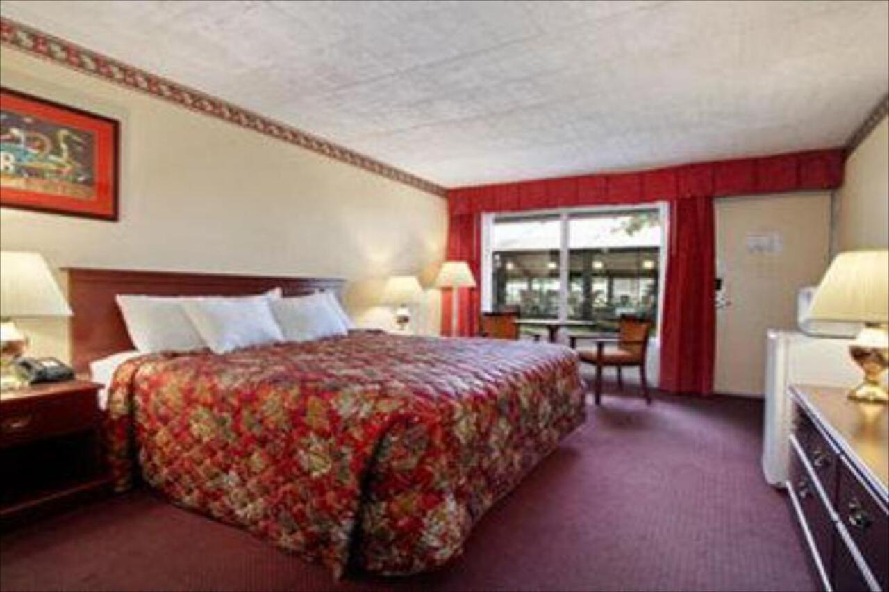 Days Inn East Stroudsburg Buitenkant foto