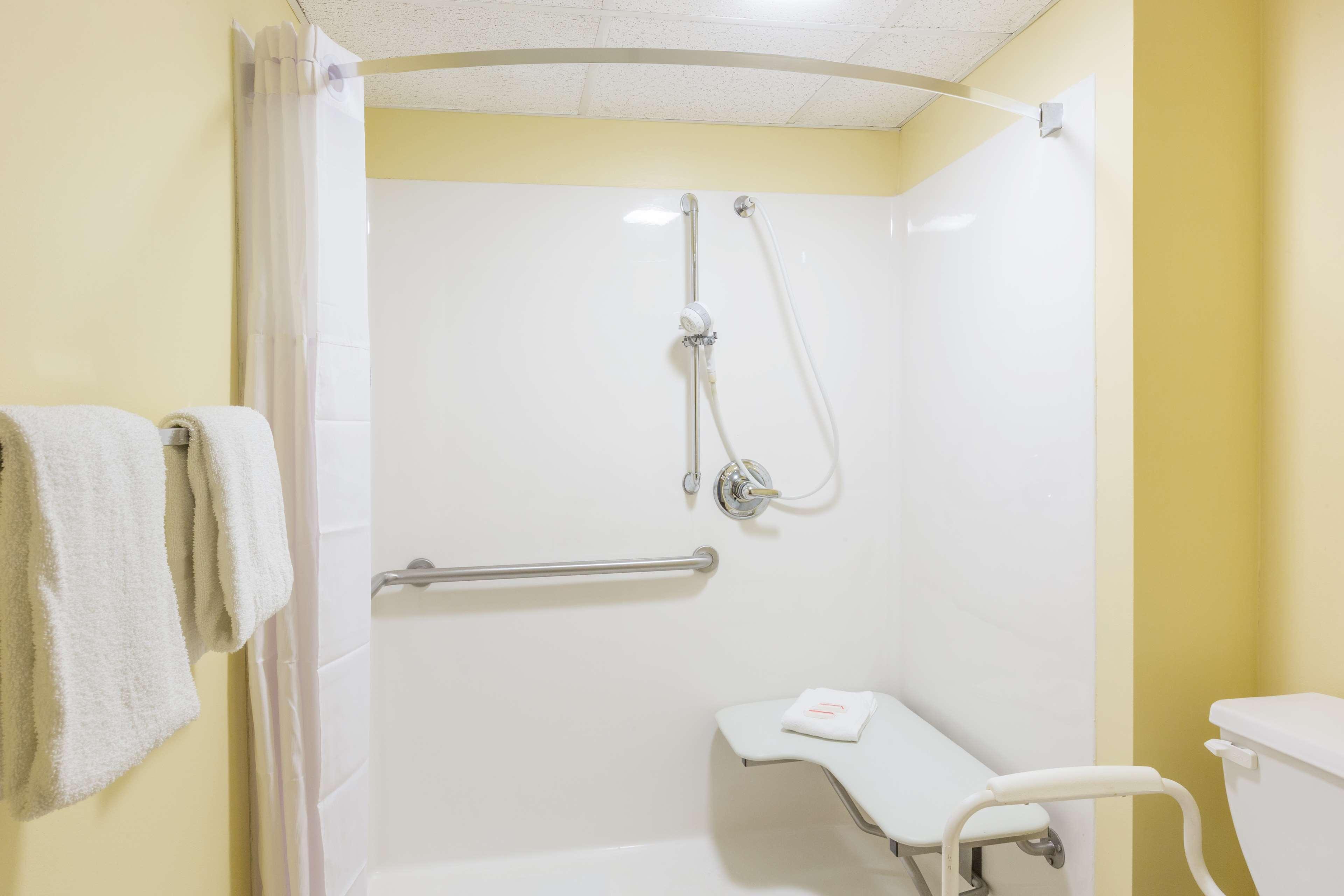 Days Inn East Stroudsburg Buitenkant foto